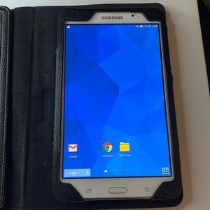 Samsung Galaxy Tab 4, 7 inch, 8 GB, White with Bluetooth keyboard